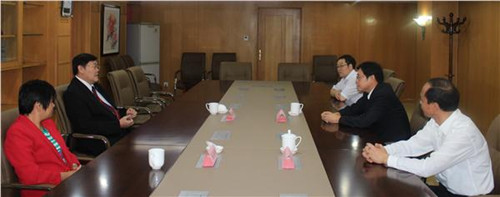 中國僑網(wǎng)王華主任與瑞中友好交流協(xié)會楊善中會長夫婦親切會談