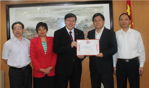 中國僑網(wǎng)王華主任為楊善中先生頒發(fā)江蘇省海外交流協(xié)會聘書