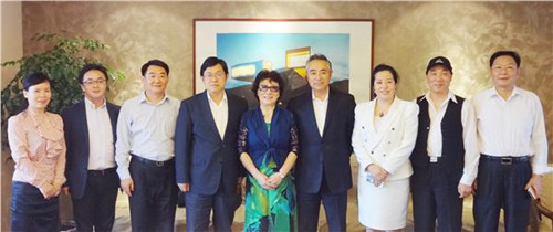 中國僑網(wǎng)王華主任與僑領(lǐng)合影