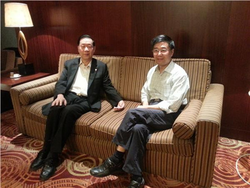 中國(guó)僑網(wǎng)孫彬副主任與馮大淦院士合影