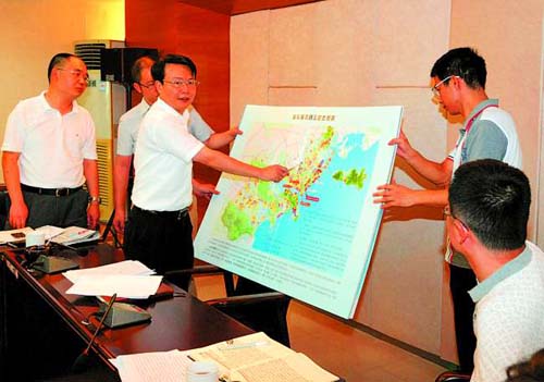 中國僑網汕頭市政府副秘書長、海灣新區(qū)管委會黨工委書記吳先宏介紹華僑試驗區(qū)規(guī)劃建設情況(《汕頭日報》/李俊偉 攝)