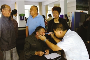 中國(guó)僑網(wǎng)浙江省僑辦和民革浙江省委會(huì)送醫(yī)送僑法進(jìn)溫州鄉(xiāng)村。(《溫州日?qǐng)?bào)》)