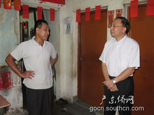 中國僑網(wǎng)省僑辦林琳副主任在光明華僑農場新羌社區(qū)實地調研危房改造工作