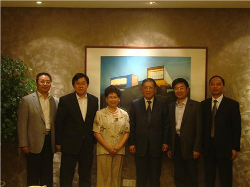 中國(guó)僑網(wǎng)王華主任、孫彬副主任等領(lǐng)導(dǎo)與丁偉星夫婦合影