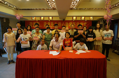 中國(guó)僑網(wǎng)勞添榮與品學(xué)兼優(yōu)的低保特困學(xué)生簽訂助學(xué)協(xié)議