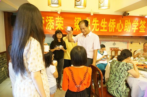 中國(guó)僑網(wǎng)學(xué)生以獻(xiàn)茶等形式向勞添榮董事長(zhǎng)表達(dá)感激