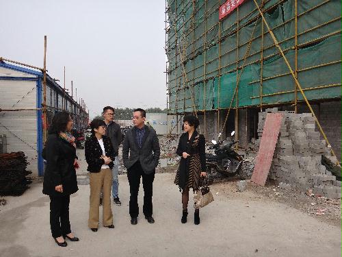 中國僑網(wǎng)圖為浦金英實地查看了解星月企業(yè)項目進展情況