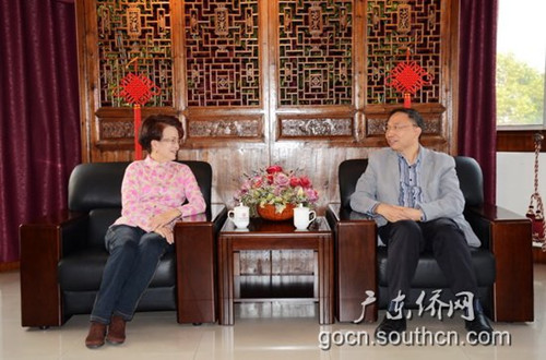 中國僑網(wǎng)省僑辦林琳副主任會見蓉子作家(右)