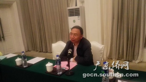 中國(guó)僑網(wǎng)廣東省僑辦林琳副主任向中央媒體記者們介紹廣東僑捐情況