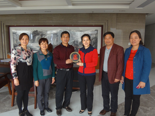 中國僑網(wǎng)吳藝珍主席向楊國平先生贈(zèng)送紀(jì)念品