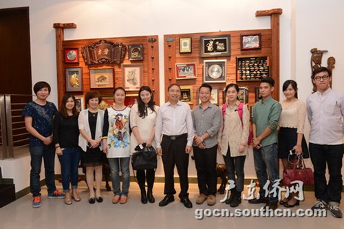 中國僑網(wǎng)省僑辦林琳副主任與“央媒團(tuán)”嘉賓在省僑辦合影留念