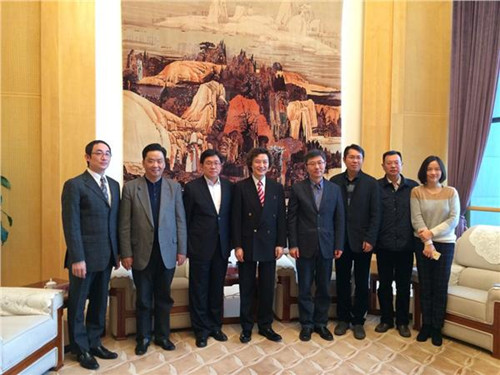 中國(guó)僑網(wǎng)卜宇與吳汝俊一行合影留念
