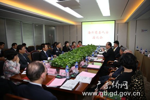 中國(guó)僑網(wǎng)香港新華集團(tuán)主席蔡冠深先生發(fā)言