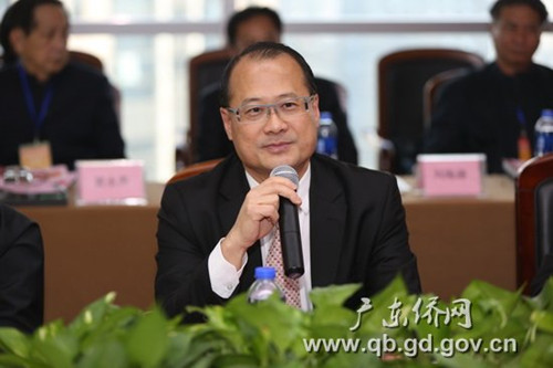 中國(guó)僑網(wǎng)香港新華集團(tuán)主席蔡冠深先生發(fā)言