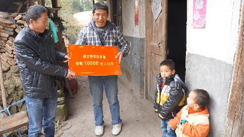 中國僑網(wǎng)圖為青田僑辦前往貧困戶張靈峰家庭送善款