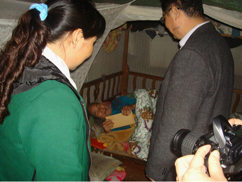 中國僑網(wǎng)照片為茂名市外僑局長鄧崇可慰問歸僑楊際蓮