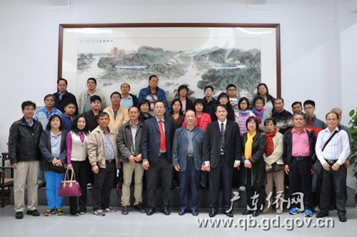 中國(guó)僑網(wǎng)吳銳成(右六)、黎靜(右四)與訪問(wèn)團(tuán)合影