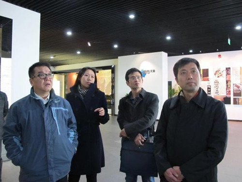 中國僑網(wǎng)連云港市僑辦副主任張妍陪同考察團一行參觀考察連云港規(guī)劃館等地