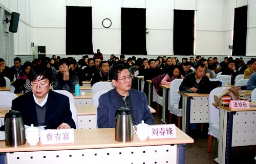 中國僑網(wǎng)市政府僑辦主任劉春鋒與黨校學(xué)員共同聽課