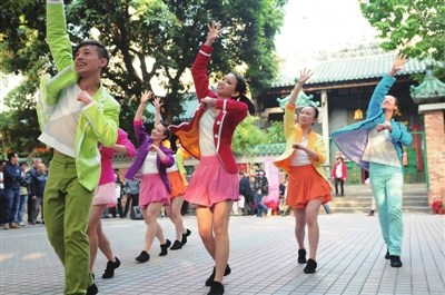 中國僑網(wǎng)青年隊員充滿活力。(《深圳僑報》)