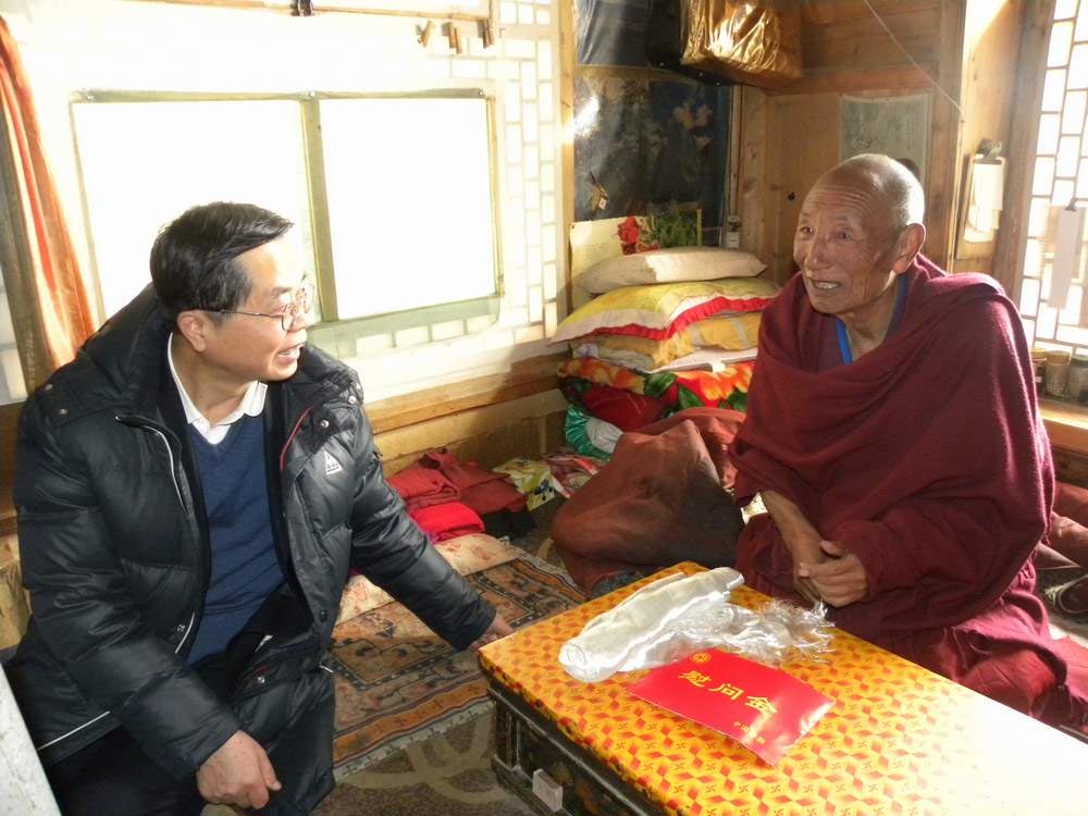 中國僑網(wǎng)慰問藏胞加洋(拉卜楞寺僧人)