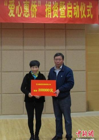 中國僑網(wǎng)寶龍地產(chǎn)副總裁許建滿女士代表公司捐款.