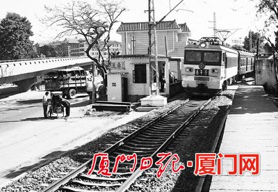 中國僑網(wǎng)上世紀(jì)八十年代電氣化火車駛出集美火車站。(《廈門日報》)