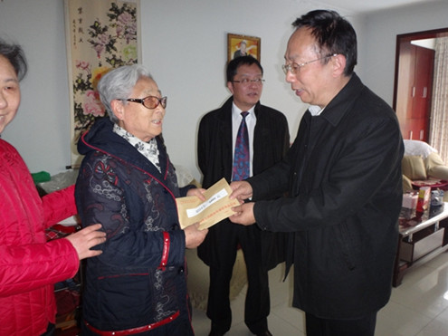 中國僑網(wǎng)四川省外事僑務(wù)辦副主任張繼勇慰問困難僑眷王永志。