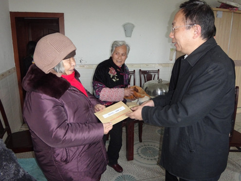 中國僑網(wǎng)四川省外事僑務(wù)辦副主任張繼勇慰問困難僑眷張鳳竹。