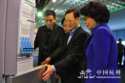 中國僑網(wǎng)圖為謝雙成一行走訪華日電器集團