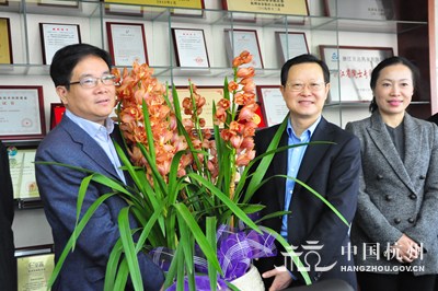 中國僑網(wǎng)圖為謝雙成一行走訪浙江貝達藥業(yè)