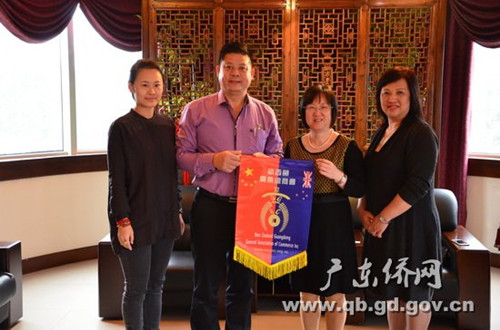 中國僑網黎靜副主任(右2)與馬國超會長(左2)合影留念