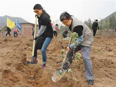 中國僑網(wǎng)圖為“中國海歸精英聯(lián)盟”組織的海歸志愿植樹活動。(《人民日報海外版》)