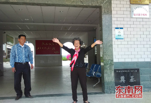 中國僑網(wǎng)林婉香女士在仙都華僑醫(yī)院大門高興地揮手。