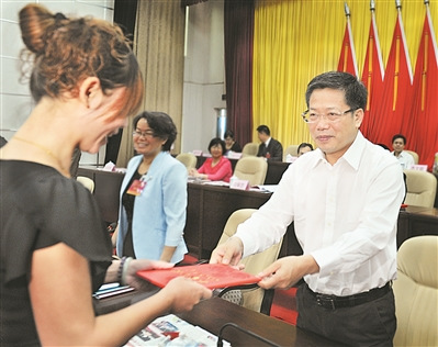 中國僑網(wǎng)廣西省百色市市委書記、市人大常委會主任彭曉春為受表彰的2009~2014年度百色市僑界突出貢獻(xiàn)人物及歸僑僑眷先進(jìn)個人頒發(fā)證書。(周福寧 攝)