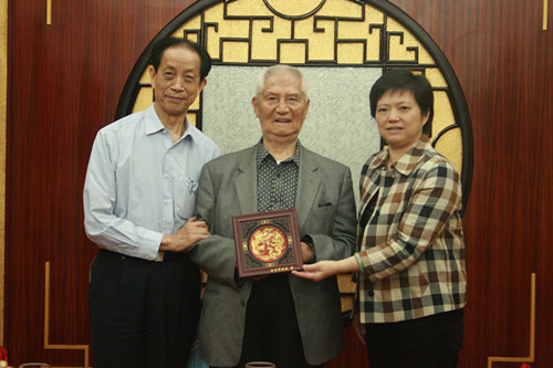 中國僑網(wǎng)陳曉玉向莊炎林贈送紀念牌匾。