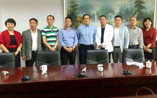 中國(guó)僑網(wǎng)福建省僑辦主任楊輝與旅歐福建僑領(lǐng)合影。