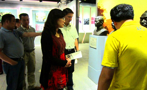 中國僑網(wǎng)廣州市僑辦副主任唐憶春參觀黃埔村文化中心。