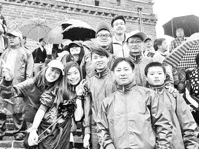 中國僑網(wǎng)營員們在長城合照。