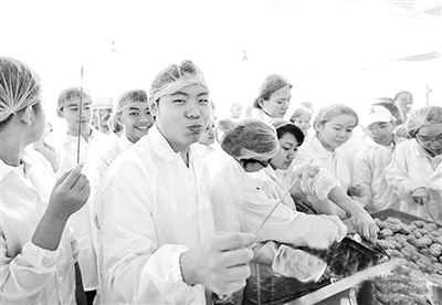 中國僑網(wǎng)營員們在晉江學(xué)做當(dāng)?shù)匦〕浴? /></div><!--圖片--><!--圖片說明-->
<div id=