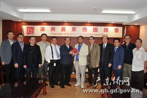 中國僑網(wǎng)吳銳成向澳洲廣東僑團總會贈送紀念品