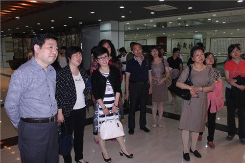 中國僑網(wǎng)鼓樓區(qū)僑務(wù)考察組參觀“全國社區(qū)僑務(wù)工作示范單位”——丁蜀鎮(zhèn)公園路社區(qū)