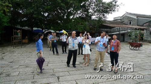中國僑網(wǎng)省海交會“海外理事故里行”訪問團成員考察開平碉樓