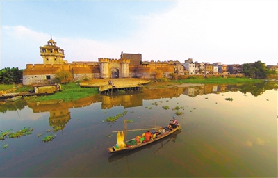 中國僑網(wǎng)圖為傍水而建的僑墟。(《江門日報》/陳方歡 攝)