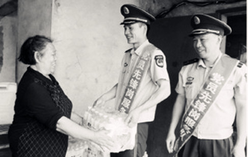 圖為北海電建邊防派出所官兵看望慰問歸僑老人。