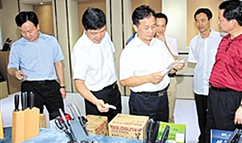 黃強、譚君鐵率梅州市黨政考察團到陽江市廣東金輝刀剪股份有限公司考察。