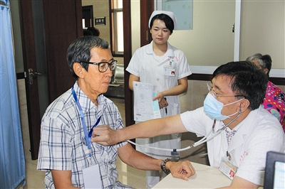 醫(yī)生為僑胞體檢。（深圳僑報(bào)/張平和