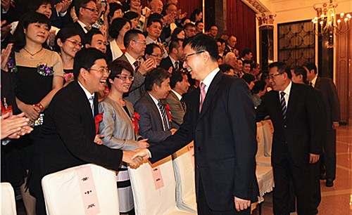 上海市第十一次歸僑僑眷代表大會開幕，參會領(lǐng)導(dǎo)會見與會代表、特邀代表以及海外及港澳嘉賓。