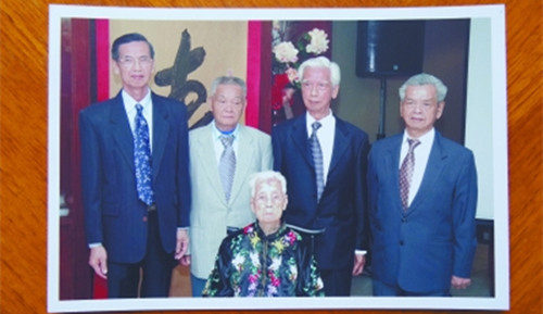 鄭潮炯妻子鐘彩合與兒子們的合影。后排左二為鄭社義。劉進(jìn)供圖