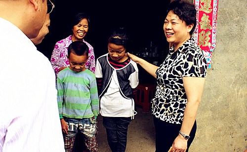 肖百靈一行慰問邵陽市洞口縣黃橋鎮(zhèn)潮水村困難群眾。